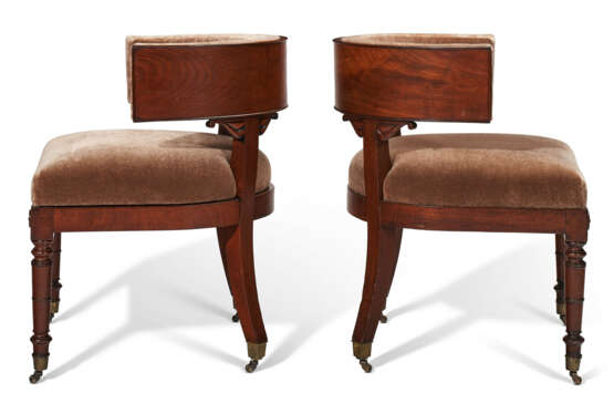 A MATCHED SET OF THIRTEEN REGENCY MAHOGANY DINING CHAIRS - Foto 4