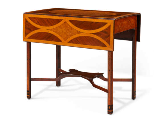A PAIR OF GEORGE III SYCAMORE, BURR ELM, GONCALO ALVES AND MAHOGANY PEMBROKE TABLES - Foto 7