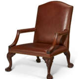 A PAIR OF GEORGE II MAHOGANY LIBRARY ARMCHAIRS - фото 3
