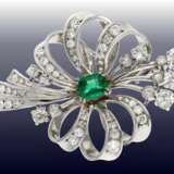 Brosche: reichhaltig besetzte, ausgesprochen dekorative und sehr wertvolle vintage Smaragd/Diamant-Schleifenbrosche, ca. 4ct Diamanten - фото 1