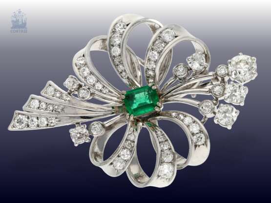 Brosche: reichhaltig besetzte, ausgesprochen dekorative und sehr wertvolle vintage Smaragd/Diamant-Schleifenbrosche, ca. 4ct Diamanten - фото 1