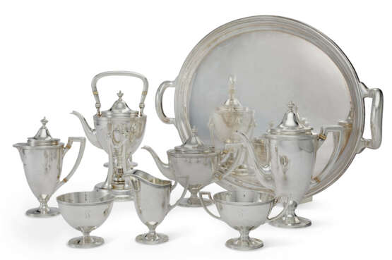 AN AMERICAN SILVER SEVEN-PIECE TEA AND COFFEE SERVICE AND MATCHING SILVER-PLATED TWO-HANDLED TRAY - photo 1