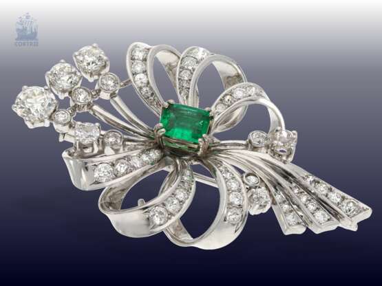 Brosche: reichhaltig besetzte, ausgesprochen dekorative und sehr wertvolle vintage Smaragd/Diamant-Schleifenbrosche, ca. 4ct Diamanten - фото 2