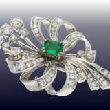 Brosche: reichhaltig besetzte, ausgesprochen dekorative und sehr wertvolle vintage Smaragd/Diamant-Schleifenbrosche, ca. 4ct Diamanten - Foto 2