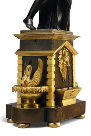 AN EMPIRE PATINATED BRONZE FIGURE OF THE CALLIPYGEAN VENUS ON A RUSSIAN ORMOLU AND PATINATED BRONZE BASE - photo 3