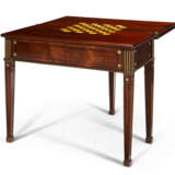 A GERMAN ORMOLU-MOUNTED AND BRASS-INLAID MAHOGANY TRIPLE-FOLDING MECHANICAL GAMES TABLE - Foto 6