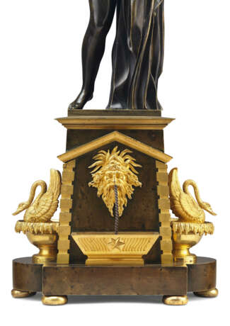 AN EMPIRE PATINATED BRONZE FIGURE OF THE CALLIPYGEAN VENUS ON A RUSSIAN ORMOLU AND PATINATED BRONZE BASE - Foto 5