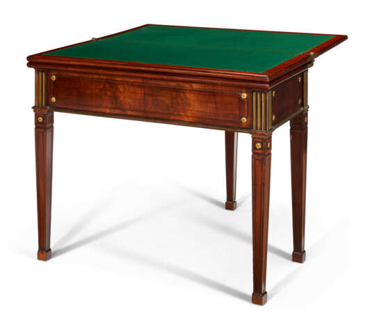 A GERMAN ORMOLU-MOUNTED AND BRASS-INLAID MAHOGANY TRIPLE-FOLDING MECHANICAL GAMES TABLE - Foto 7