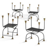 FOUR PAINTED IRON AND BRASS-MOUNTED CURULE STOOLS - Foto 1