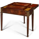 A GERMAN ORMOLU-MOUNTED AND BRASS-INLAID MAHOGANY TRIPLE-FOLDING MECHANICAL GAMES TABLE - Foto 8