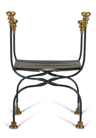 FOUR PAINTED IRON AND BRASS-MOUNTED CURULE STOOLS - фото 4