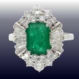 Ring: wertvoller und sehr dekorativer vintage Smaragd/Diamant-Damenring, Handarbeit, ca. 1,7ct Diamanten, Wertgutachten über 6200,-€ - фото 1