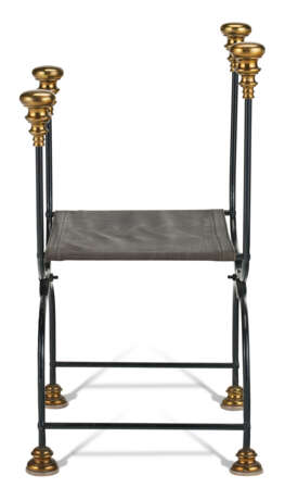 FOUR PAINTED IRON AND BRASS-MOUNTED CURULE STOOLS - Foto 5