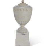 A PAIR OF ITALIAN CARRARAMARBLE COVERED URNS ON PLINTHS - фото 2