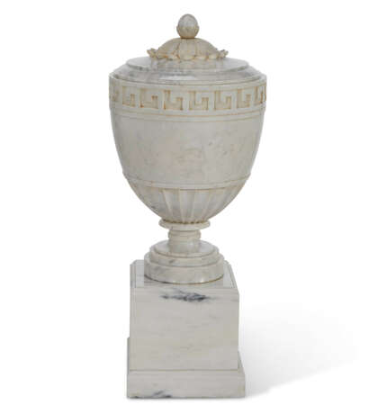 A PAIR OF ITALIAN CARRARAMARBLE COVERED URNS ON PLINTHS - фото 2