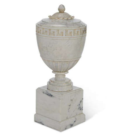 A PAIR OF ITALIAN CARRARAMARBLE COVERED URNS ON PLINTHS - фото 3