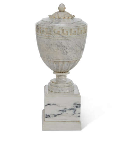 A PAIR OF ITALIAN CARRARAMARBLE COVERED URNS ON PLINTHS - фото 4
