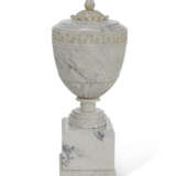 A PAIR OF ITALIAN CARRARAMARBLE COVERED URNS ON PLINTHS - фото 5