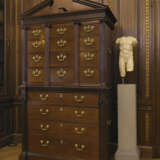 AN EARLY GEORGE III CHEST-ON-CHEST - photo 10