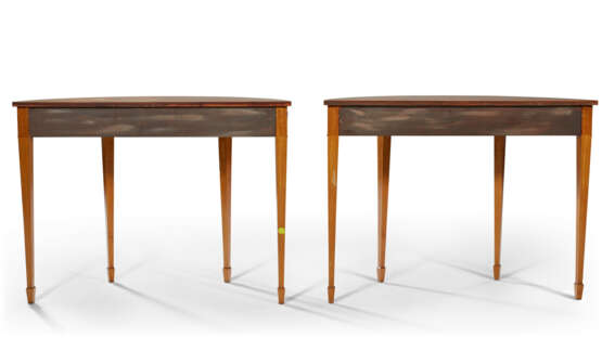 A PAIR OF GEORGE III STYLE TULIPWOOD-BANDED, SATINWOOD, AND MARQUETRY DEMI-LUNE SIDE TABLES - Foto 16