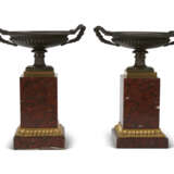 A PAIR OF FRENCH ORMOLU, PATINATED BRONZE AND ROUGE GRIOTTE MARBLE TAZZE - Foto 2