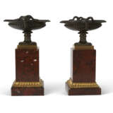 A PAIR OF FRENCH ORMOLU, PATINATED BRONZE AND ROUGE GRIOTTE MARBLE TAZZE - Foto 3
