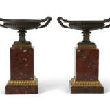 A PAIR OF FRENCH ORMOLU, PATINATED BRONZE AND ROUGE GRIOTTE MARBLE TAZZE - Foto 4