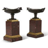 A PAIR OF FRENCH ORMOLU, PATINATED BRONZE AND ROUGE GRIOTTE MARBLE TAZZE - Foto 6