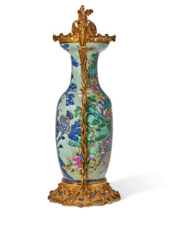 A FRENCH ORMOLU-MOUNTED CHINESE EXPORT CANTON FAMILLE ROSE CELADON PORCELAIN VASE - Foto 8