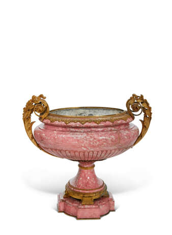 A RUSSIAN ORMOLU-MOUNTED RHODONITE TAZZA - Foto 1