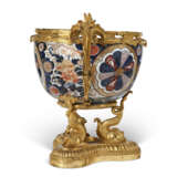 A FRENCH ORMOLU-MOUNTED IMARI PORCELAIN BOWL - Foto 2