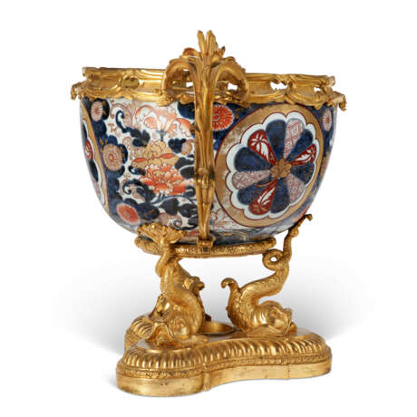 A FRENCH ORMOLU-MOUNTED IMARI PORCELAIN BOWL - Foto 2