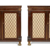 A PAIR OF LATE REGENCY BRASS-INLAID AND GILT-BRASS-MOUNTED MAHOGANY SIDE CABINETS - Foto 1