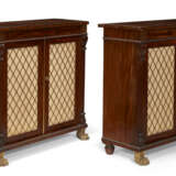 A PAIR OF LATE REGENCY BRASS-INLAID AND GILT-BRASS-MOUNTED MAHOGANY SIDE CABINETS - Foto 2