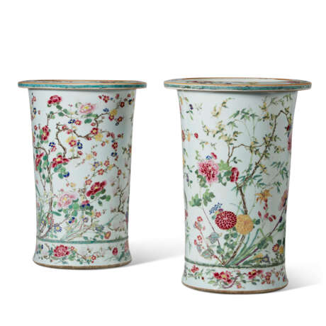 A PAIR OF CHINESE EXPORT PORCELAIN FAMILLE ROSE PLANTERS - Foto 2