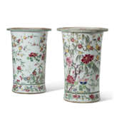 A PAIR OF CHINESE EXPORT PORCELAIN FAMILLE ROSE PLANTERS - фото 3