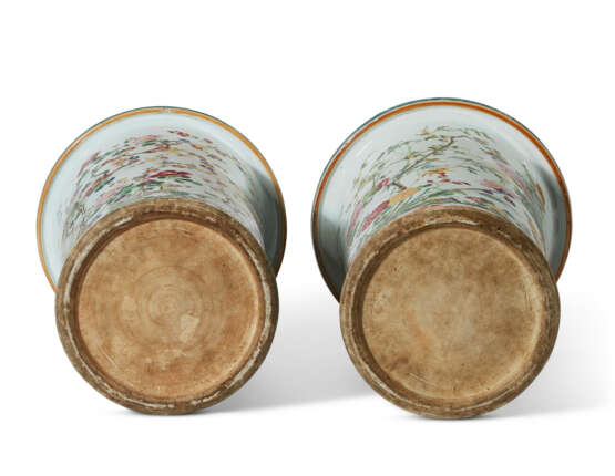 A PAIR OF CHINESE EXPORT PORCELAIN FAMILLE ROSE PLANTERS - фото 4