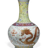 A CHINESE PORCELAIN FAMILLE ROSE BOTTLE VASE - photo 1