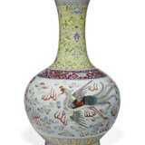 A CHINESE PORCELAIN FAMILLE ROSE BOTTLE VASE - photo 2