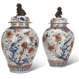 A PAIR OF CHINESE IMARI PORCELAIN VASES AND COVERS - photo 3