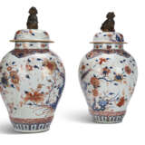 A PAIR OF CHINESE IMARI PORCELAIN VASES AND COVERS - Foto 4