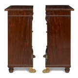 A PAIR OF LATE REGENCY BRASS-INLAID AND GILT-BRASS-MOUNTED MAHOGANY SIDE CABINETS - Foto 6