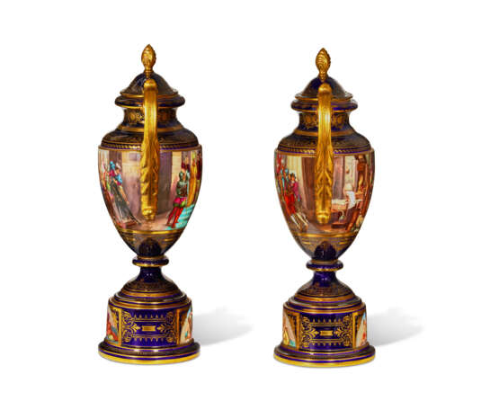 A PAIR OF VIENNA STYLE PORCELAIN COBALT-BLUE GROUND VASES AND COVERS ON FIXED STANDS - фото 4