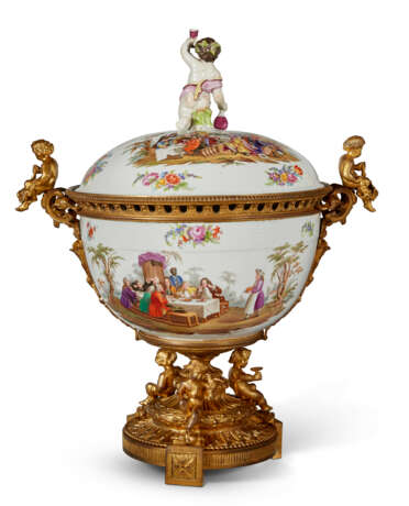 AN ORMOLU-MOUNTED BERLIN PORCELAIN CENTER BOWL AND COVER - фото 2
