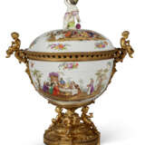 AN ORMOLU-MOUNTED BERLIN PORCELAIN CENTER BOWL AND COVER - photo 2