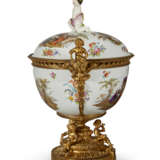 AN ORMOLU-MOUNTED BERLIN PORCELAIN CENTER BOWL AND COVER - фото 5