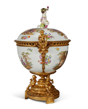 AN ORMOLU-MOUNTED BERLIN PORCELAIN CENTER BOWL AND COVER - фото 8