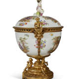AN ORMOLU-MOUNTED BERLIN PORCELAIN CENTER BOWL AND COVER - фото 8
