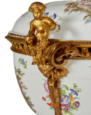 AN ORMOLU-MOUNTED BERLIN PORCELAIN CENTER BOWL AND COVER - photo 14