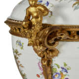AN ORMOLU-MOUNTED BERLIN PORCELAIN CENTER BOWL AND COVER - Foto 15
